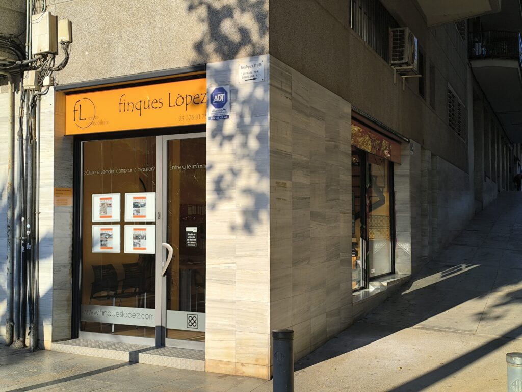 Fachada de Finques López en Barcelona, ahora Begoña Lafuente · Tu aliada inmobiliaria.